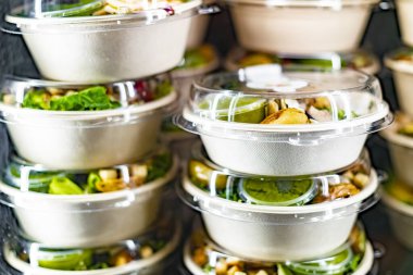 Önceden paketlenmiş ticari bir buzdolabında sergilenen yemekleri yemeye hazır.