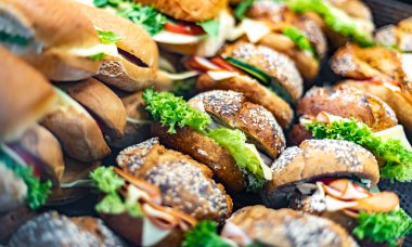 Fast food restoranında taze hazırlanmış sandviçler satılıyor..