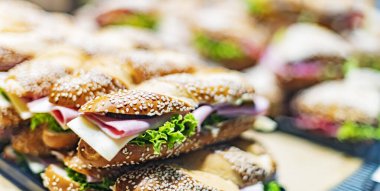 Fast food restoranında taze hazırlanmış sandviçler satılıyor..