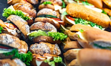 Fast food restoranında taze hazırlanmış sandviçler satılıyor..