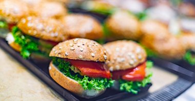 Fast food restoranında taze hazırlanmış sandviçler satılıyor..