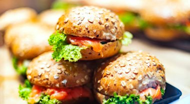 Fast food restoranında taze hazırlanmış sandviçler satılıyor..