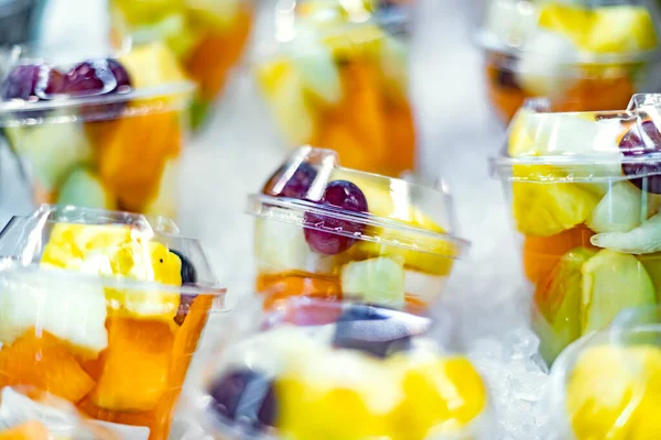 Saladas Frutas Pré Embaladas Exibidas Refrigerador Comercial — Fotografia de Stock