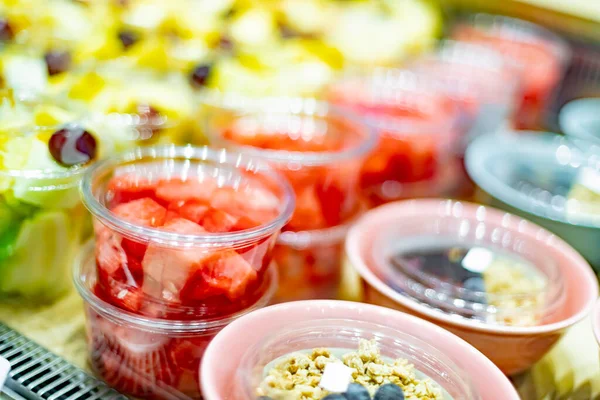 Insalate Frutta Preconfezionate Visualizzate Frigorifero Commerciale — Foto Stock