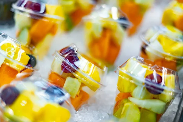 Ensaladas Frutas Pre Empaquetadas Exhibidas Refrigerador Comercial — Foto de Stock