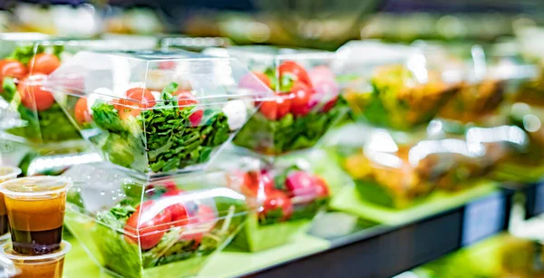 Vorverpackte Gemüsesalate Einem Handelsüblichen Kühlschrank — Stockfoto