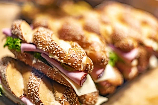 Свежеприготовленные Сэндвичи Продаются Ресторане Быстрого Питания — стоковое фото