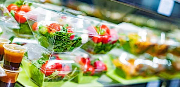 Vorverpackte Gemüsesalate Einem Handelsüblichen Kühlschrank — Stockfoto