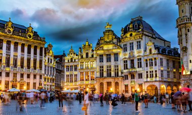 BRÜKSEL, BELGIUM - 19 AUG 2022: Brüksel, Belçika 'daki Grand Place veya Grote Markt mimarisi