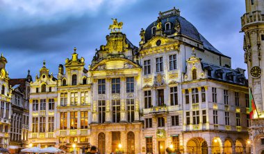BRÜKSEL, BELGIUM - 19 AUG 2022: Brüksel, Belçika 'daki Grand Place veya Grote Markt mimarisi