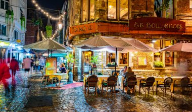 BRÜKSEL, BELGIUM - 19 AUG 2022: Eski Brüksel, Belçika 'daki restoranlar