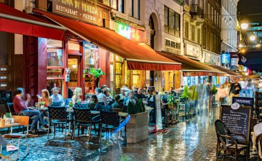 BRÜKSEL, BELGIUM - 19 AUG 2022: Eski Brüksel, Belçika 'daki restoranlar