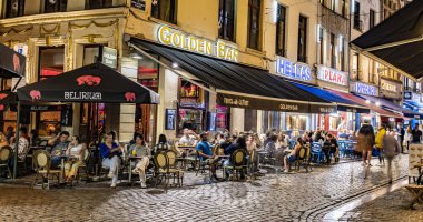 BRÜKSEL, BELGIUM - 19 AUG 2022: Eski Brüksel, Belçika 'daki restoranlar