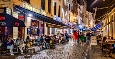 BRÜKSEL, BELGIUM - 19 AUG 2022: Eski Brüksel, Belçika 'daki restoranlar