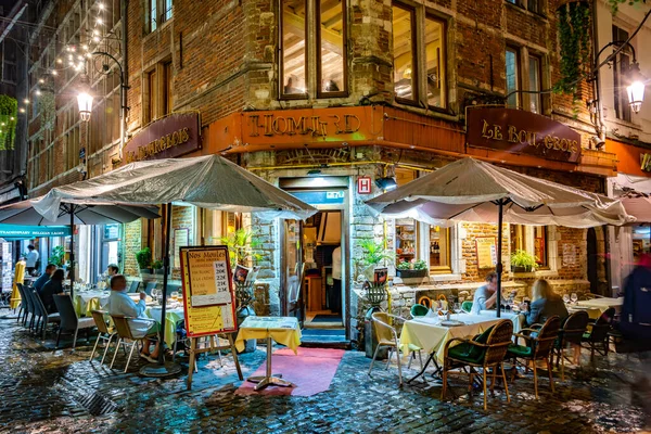 ブリュッセル ベルギー 2022年8月19日 夜のベルギー ブリュッセルの旧市街のレストラン — ストック写真