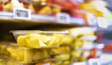 Ticari bir buzdolabında taze meyve sergilenen paketler