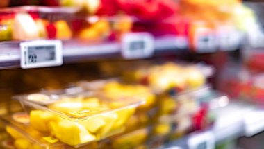 Ticari bir buzdolabında taze meyve sergilenen paketler