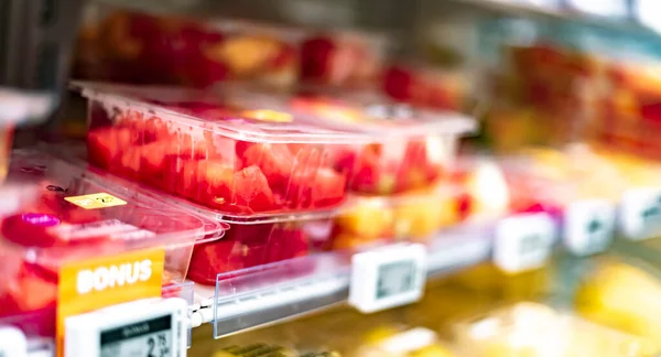 Förpackningar Med Färsk Frukt Som Visas Ett Kommersiellt Kylskåp — Stockfoto