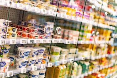 ANTWERP, BELGIUM - 21 AUG 2022: Ticari bir buzdolabında gıda ürünleri sergilenmektedir