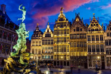 ANTWERP, BELGIUM - 21 AUG 2022: Belçika 'nın Flaman Bölgesi' ndeki tarihi şehir merkezi Antwerp 'in mimarisi, gün batımından sonra