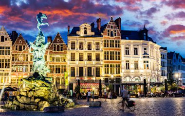 ANTWERP, BELGIUM - 21 AUG 2022: Belçika 'nın Flaman Bölgesi' ndeki tarihi şehir merkezi Antwerp 'in mimarisi, gün batımından sonra