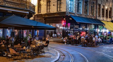 ANTWERP, BELGIUM - 21 AUG 2022: Belçika 'nın Flaman Bölgesi' ndeki eski Antwerp kasabasındaki restoranlar