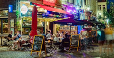 ANTWERP, BELGIUM - 21 AUG 2022: Belçika 'nın Flaman Bölgesi' ndeki eski Antwerp kasabasındaki restoranlar