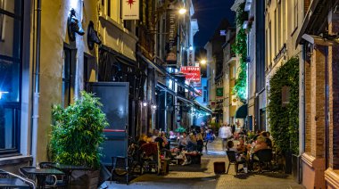 ANTWERP, BELGIUM - 21 AUG 2022: Belçika 'nın Flaman Bölgesi' ndeki eski Antwerp kasabasındaki restoranlar