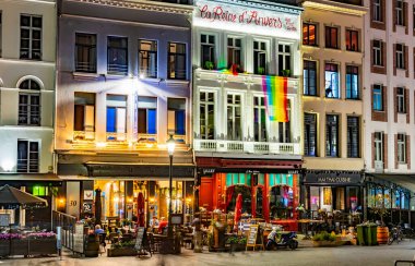 ANTWERP, BELGIUM - 21 AUG 2022: Belçika 'nın Flaman Bölgesi' ndeki eski Antwerp kasabasındaki restoranlar