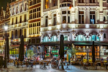 ANTWERP, BELGIUM - 21 AUG 2022: Belçika 'nın Flaman Bölgesi' ndeki eski Antwerp kasabasındaki restoranlar