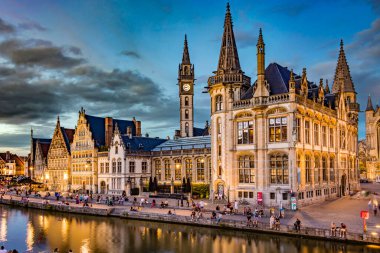 GHENT, BELGIUM - 24 AUG 2022: Belçika 'nın Flaman Bölgesi' ndeki tarihi şehir merkezi Gent 'in mimarisi, gün batımından sonra