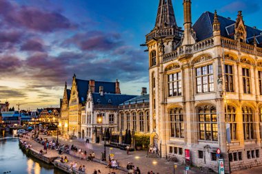 GHENT, BELGIUM - 24 AUG 2022: Belçika 'nın Flaman Bölgesi' ndeki tarihi şehir merkezi Gent 'in mimarisi, gün batımından sonra