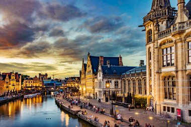 GHENT, BELGIUM - 24 AUG 2022: Belçika 'nın Flaman Bölgesi' ndeki tarihi şehir merkezi Gent 'in mimarisi, gün batımından sonra