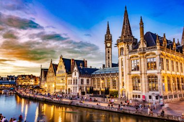 GHENT, BELGIUM - 24 AUG 2022: Belçika 'nın Flaman Bölgesi' ndeki tarihi şehir merkezi Gent 'in mimarisi, gün batımından sonra