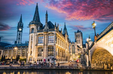 GHENT, BELGIUM - 24 AUG 2022: Belçika 'nın Flaman Bölgesi' ndeki tarihi şehir merkezi Gent 'in mimarisi, gün batımından sonra