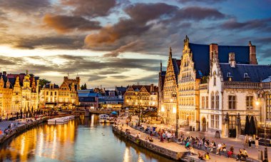 GHENT, BELGIUM - 24 AUG 2022: Belçika 'nın Flaman Bölgesi' ndeki tarihi şehir merkezi Gent 'in mimarisi, gün batımından sonra
