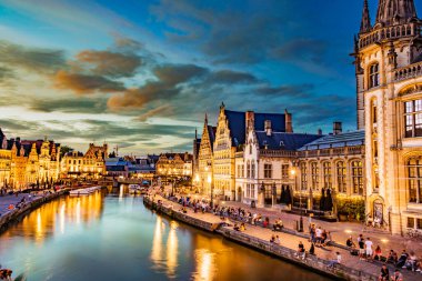 GHENT, BELGIUM - 24 AUG 2022: Belçika 'nın Flaman Bölgesi' ndeki tarihi şehir merkezi Gent 'in mimarisi, gün batımından sonra