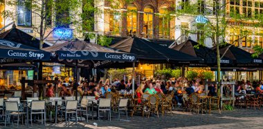 GHENT BELGIUM - 24 AUG 2022: Belçika 'nın Flaman Bölgesi' ndeki eski Gent kasabasındaki restoranlar