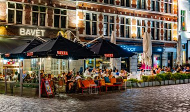 GHENT BELGIUM - 24 AUG 2022: Belçika 'nın Flaman Bölgesi' ndeki eski Gent kasabasındaki restoranlar