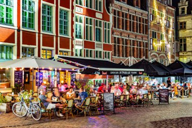 GHENT BELGIUM - 24 AUG 2022: Belçika 'nın Flaman Bölgesi' ndeki eski Gent kasabasındaki restoranlar