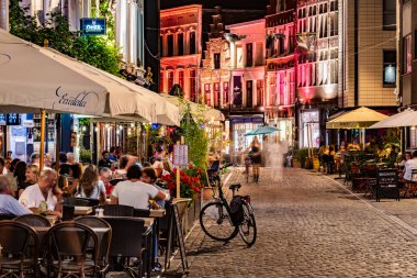 GHENT BELGIUM - 24 AUG 2022: Belçika 'nın Flaman Bölgesi' ndeki eski Gent kasabasındaki restoranlar