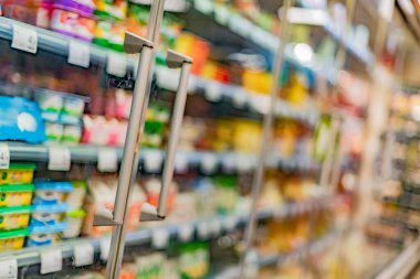 Yiyecek ürünleri ticari bir buzdolabında sergileniyor.