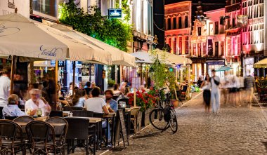 GHENT BELGIUM - 24 AUG 2022: Belçika 'nın Flaman Bölgesi' ndeki eski Gent kasabasındaki restoranlar