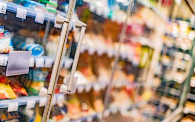 Yiyecek ürünleri ticari bir buzdolabında sergileniyor.