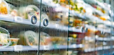 Yiyecek ürünleri ticari bir buzdolabında sergileniyor.