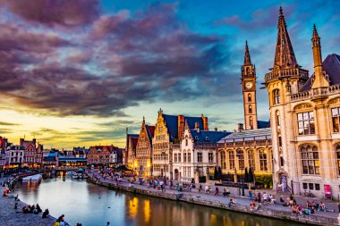 GHENT, BELGIUM - 24 AUG 2022: Belçika 'nın Flaman Bölgesi' ndeki tarihi şehir merkezi Gent 'in mimarisi, gün batımından sonra