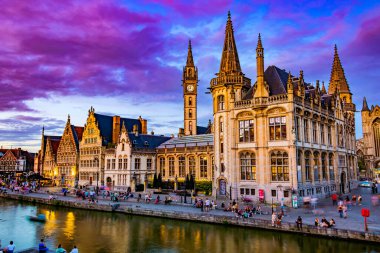 GHENT, BELGIUM - 24 AUG 2022: Belçika 'nın Flaman Bölgesi' ndeki tarihi şehir merkezi Gent 'in mimarisi, gün batımından sonra