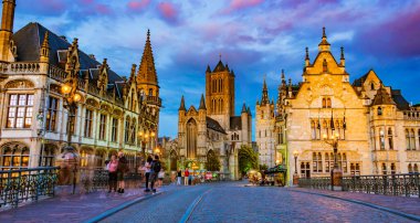 GHENT, BELGIUM - 24 AUG 2022: Belçika 'nın Flaman Bölgesi' ndeki tarihi şehir merkezi Gent 'in mimarisi, gün batımından sonra