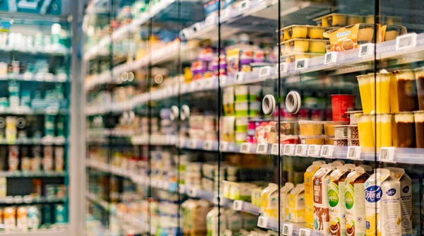 Antwerp Belgien Aug 2022 Lebensmittel Einem Handelsüblichen Kühlschrank — Stockfoto