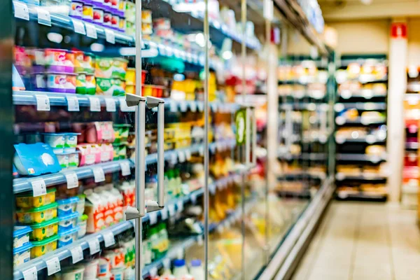 Yiyecek Ürünleri Ticari Bir Buzdolabında Sergileniyor — Stok fotoğraf